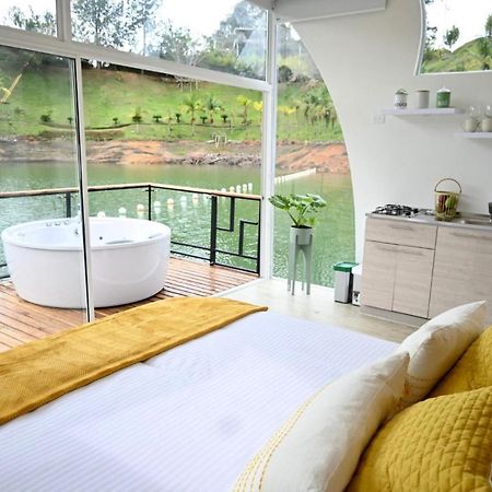 ホテル Casa Flotante La Trinidad Guatapé エクステリア 写真