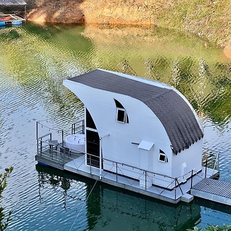 ホテル Casa Flotante La Trinidad Guatapé エクステリア 写真