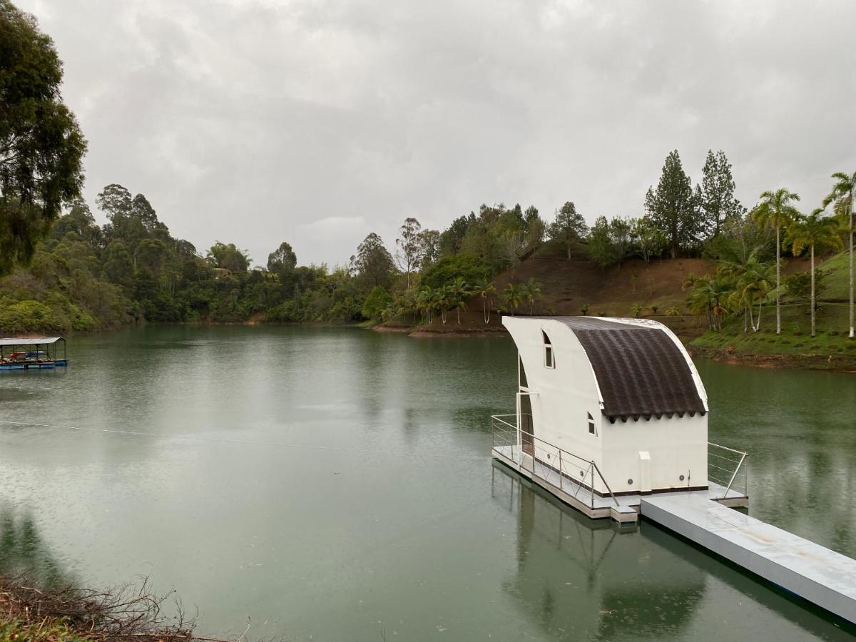 ホテル Casa Flotante La Trinidad Guatapé エクステリア 写真