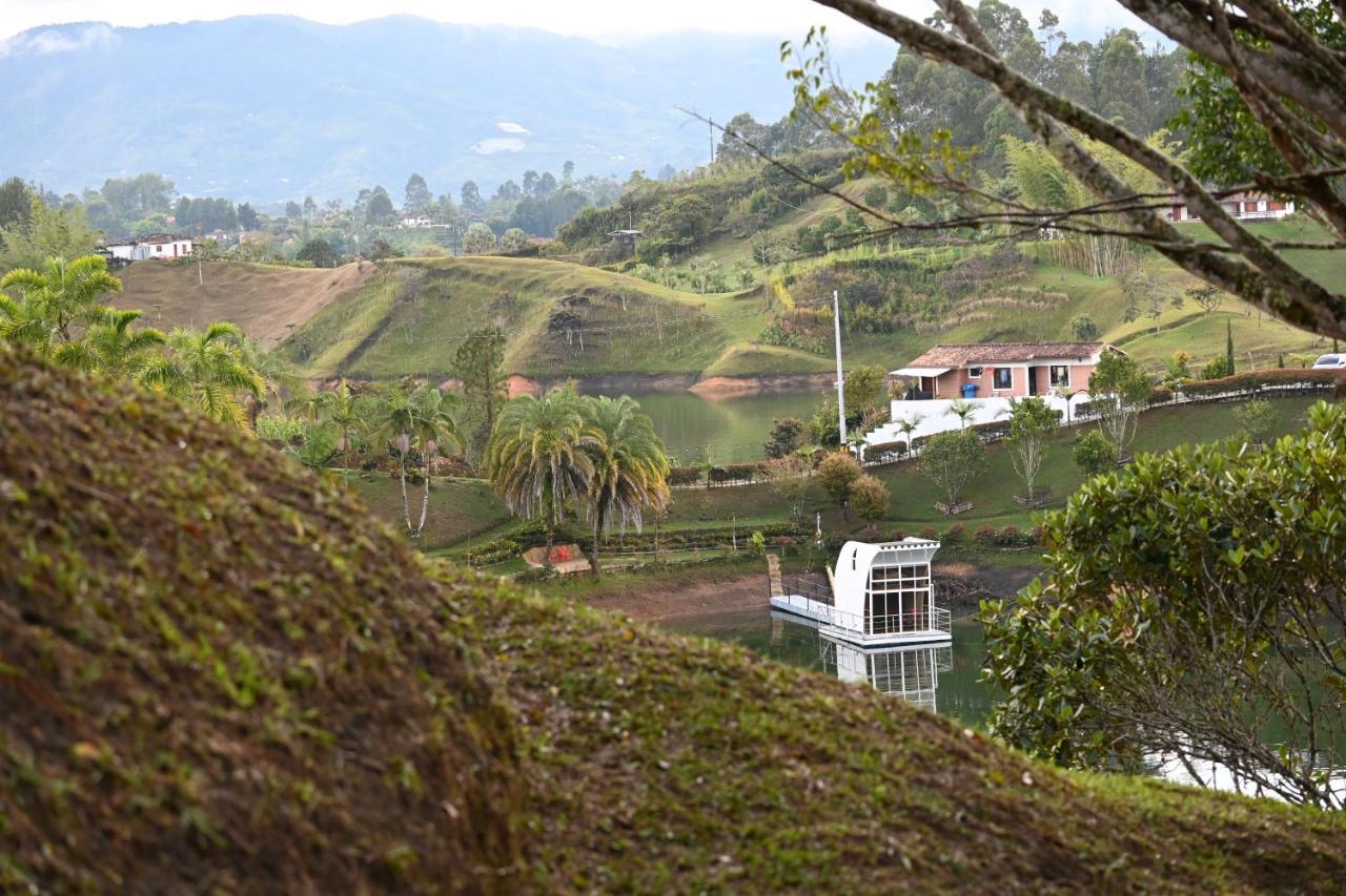 ホテル Casa Flotante La Trinidad Guatapé エクステリア 写真