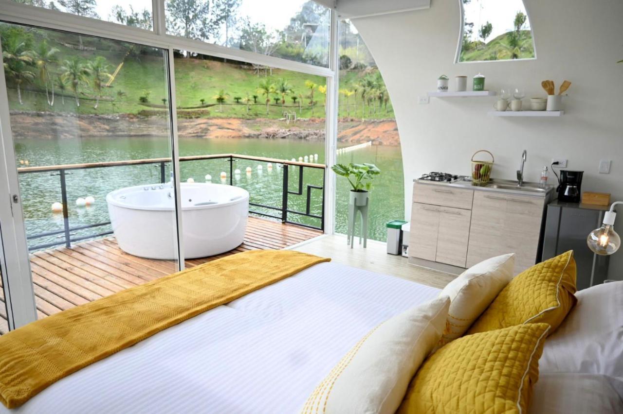 ホテル Casa Flotante La Trinidad Guatapé エクステリア 写真
