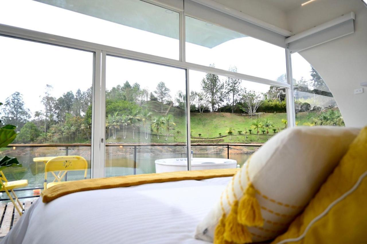 ホテル Casa Flotante La Trinidad Guatapé エクステリア 写真