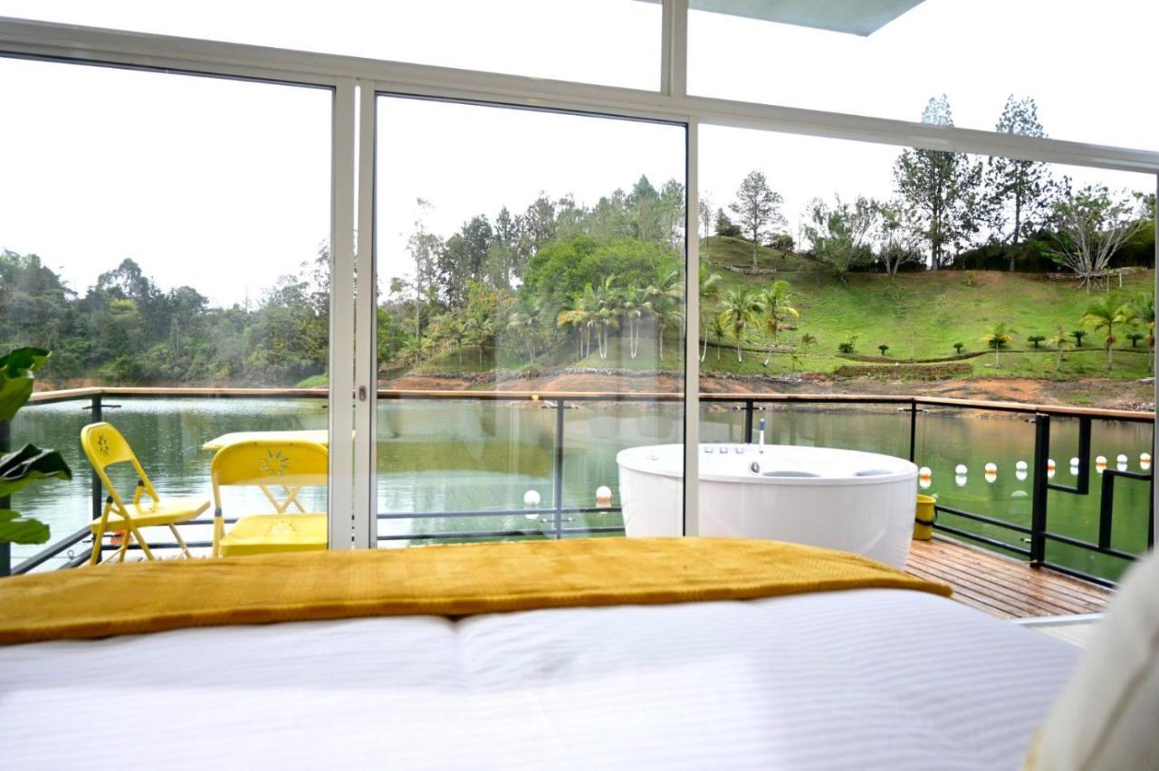 ホテル Casa Flotante La Trinidad Guatapé エクステリア 写真