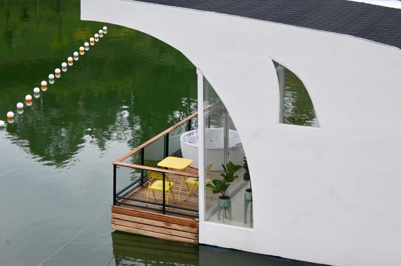ホテル Casa Flotante La Trinidad Guatapé エクステリア 写真