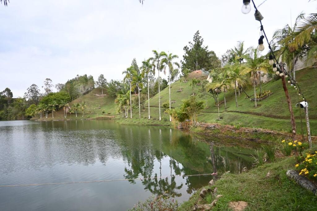 ホテル Casa Flotante La Trinidad Guatapé エクステリア 写真