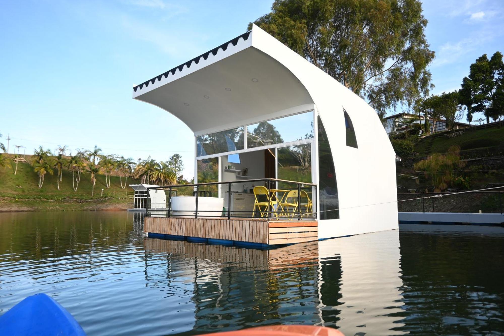 ホテル Casa Flotante La Trinidad Guatapé エクステリア 写真