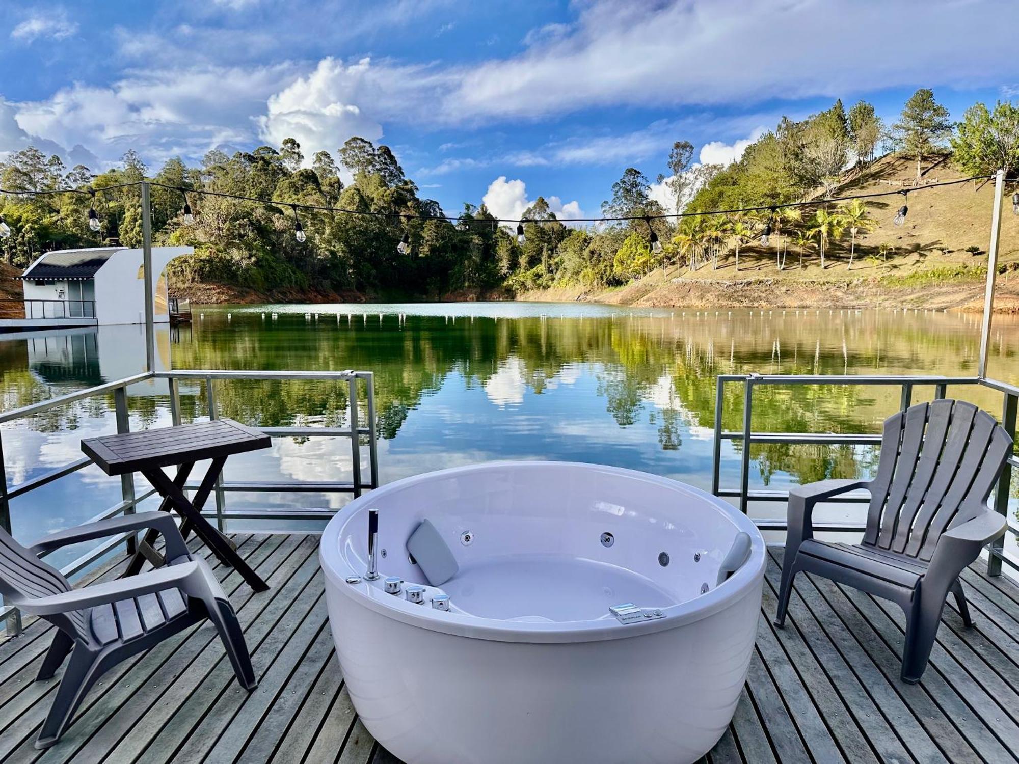 ホテル Casa Flotante La Trinidad Guatapé エクステリア 写真