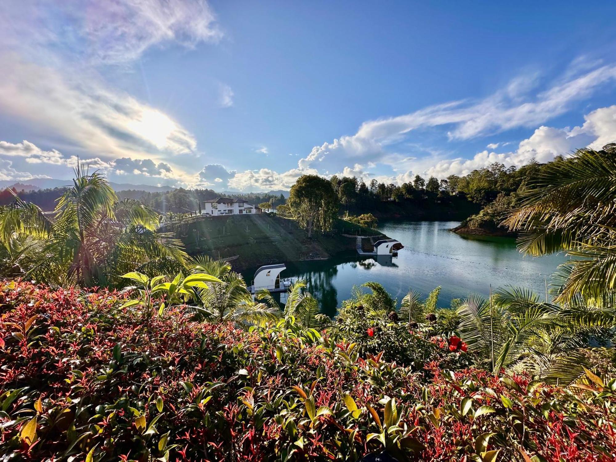 ホテル Casa Flotante La Trinidad Guatapé エクステリア 写真