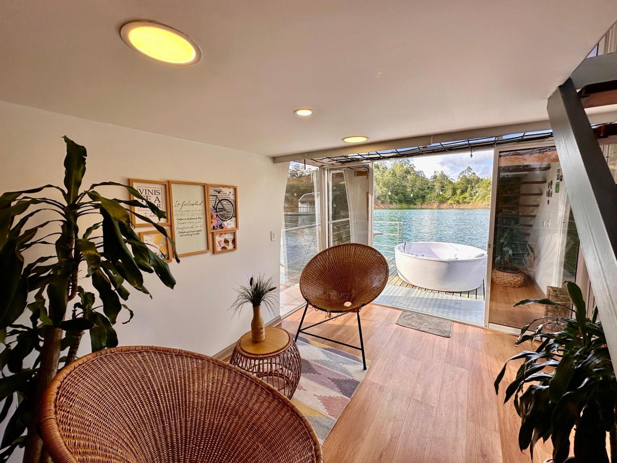 ホテル Casa Flotante La Trinidad Guatapé エクステリア 写真