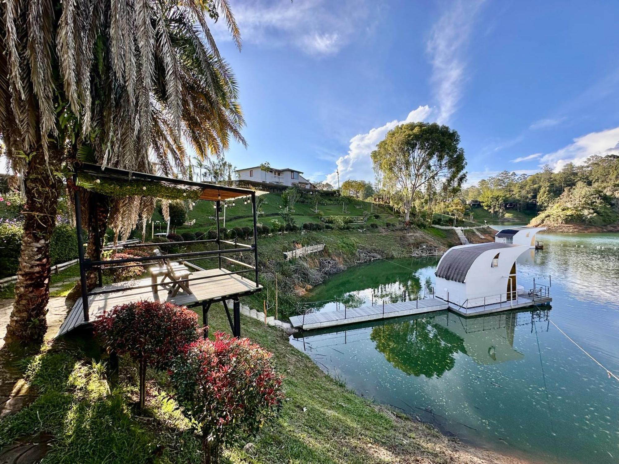 ホテル Casa Flotante La Trinidad Guatapé エクステリア 写真