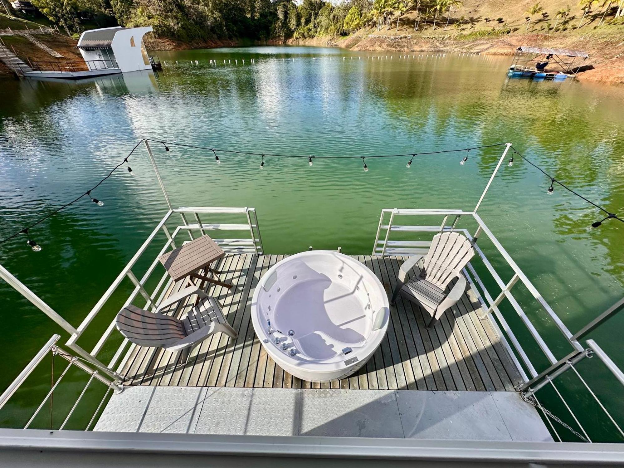 ホテル Casa Flotante La Trinidad Guatapé エクステリア 写真