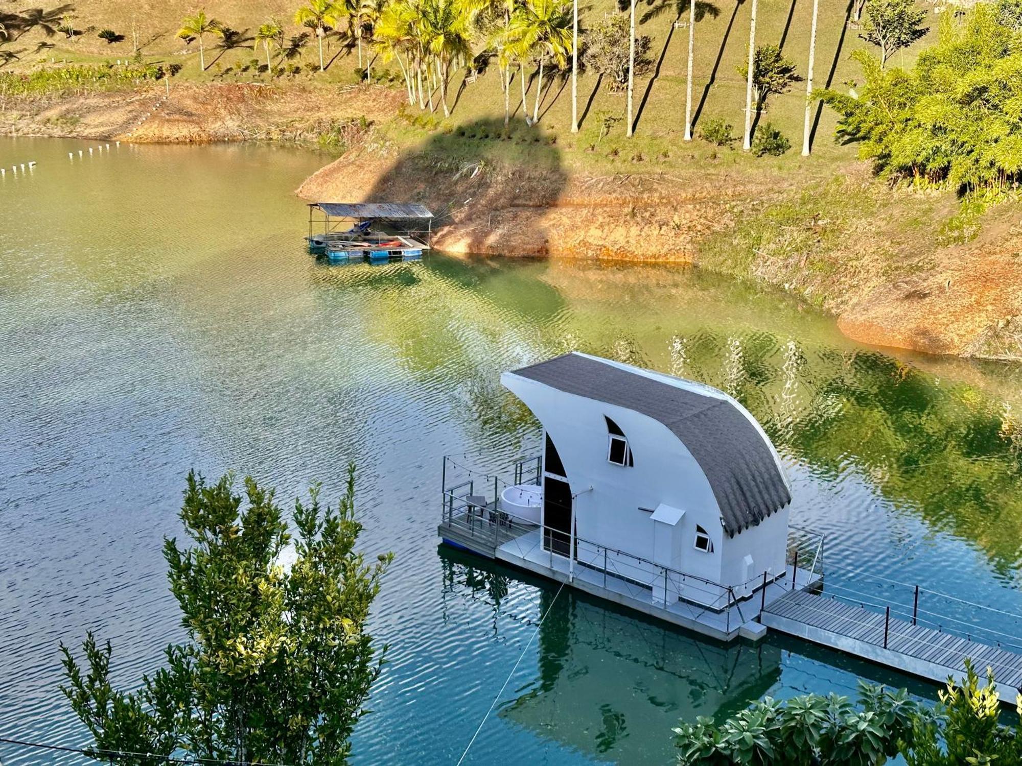 ホテル Casa Flotante La Trinidad Guatapé エクステリア 写真