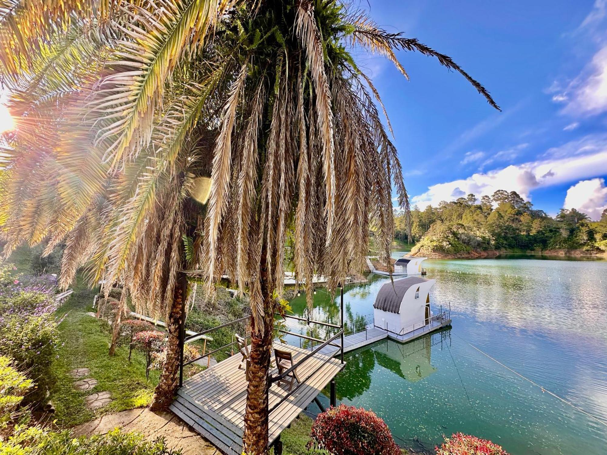 ホテル Casa Flotante La Trinidad Guatapé エクステリア 写真