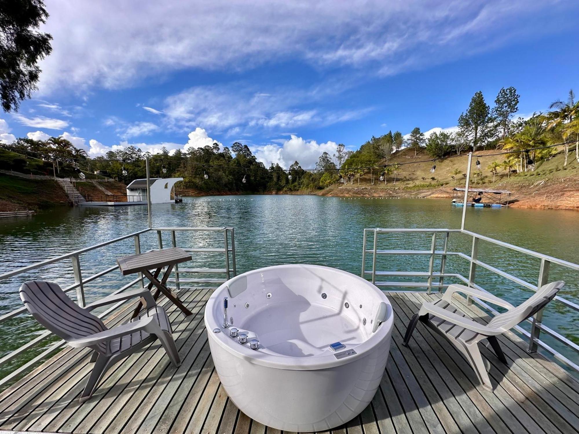 ホテル Casa Flotante La Trinidad Guatapé エクステリア 写真