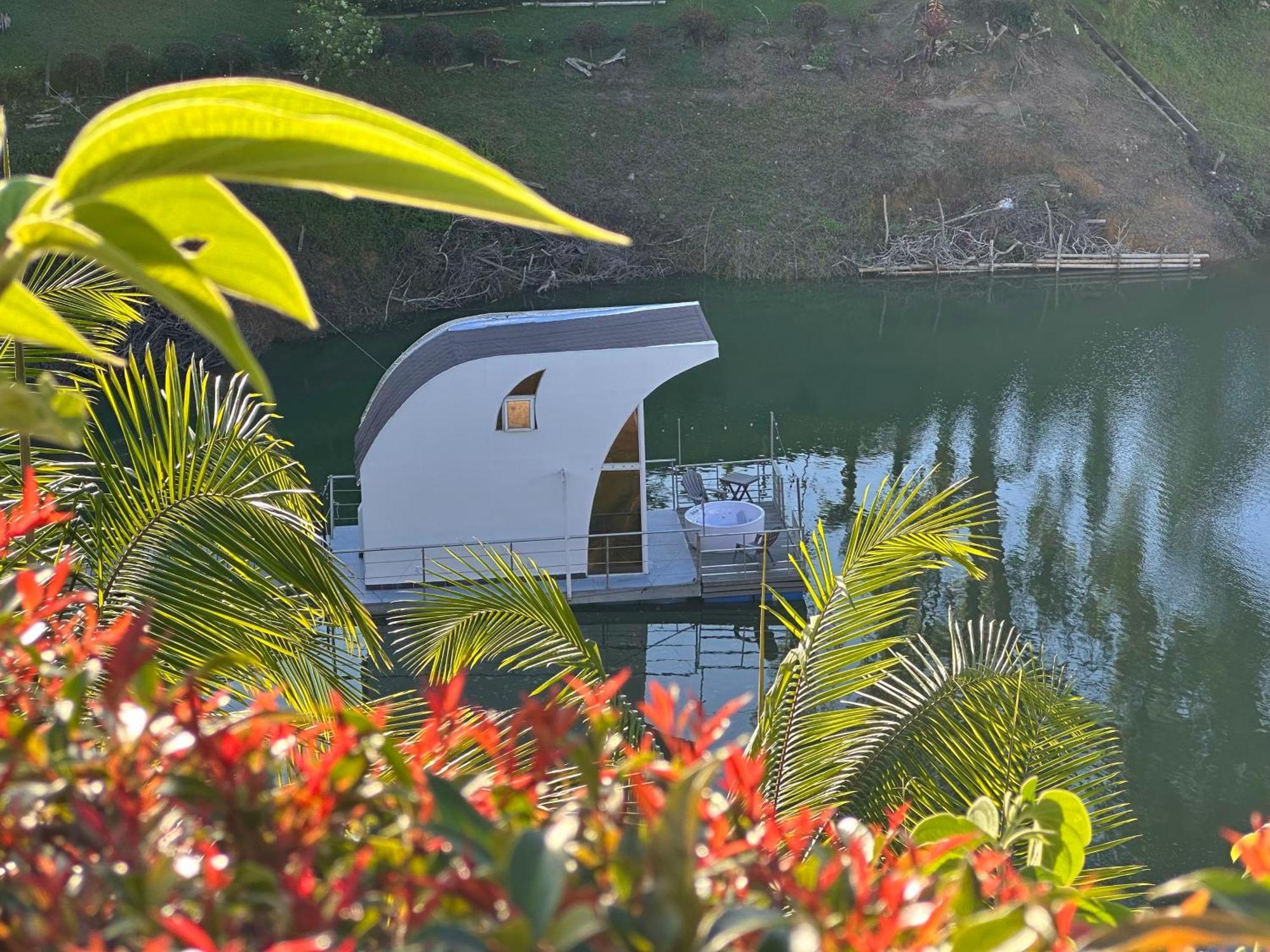 ホテル Casa Flotante La Trinidad Guatapé エクステリア 写真